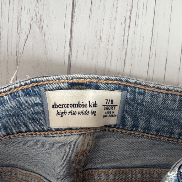 NWT kids Light Blue Jeans - Picture 3 of 4